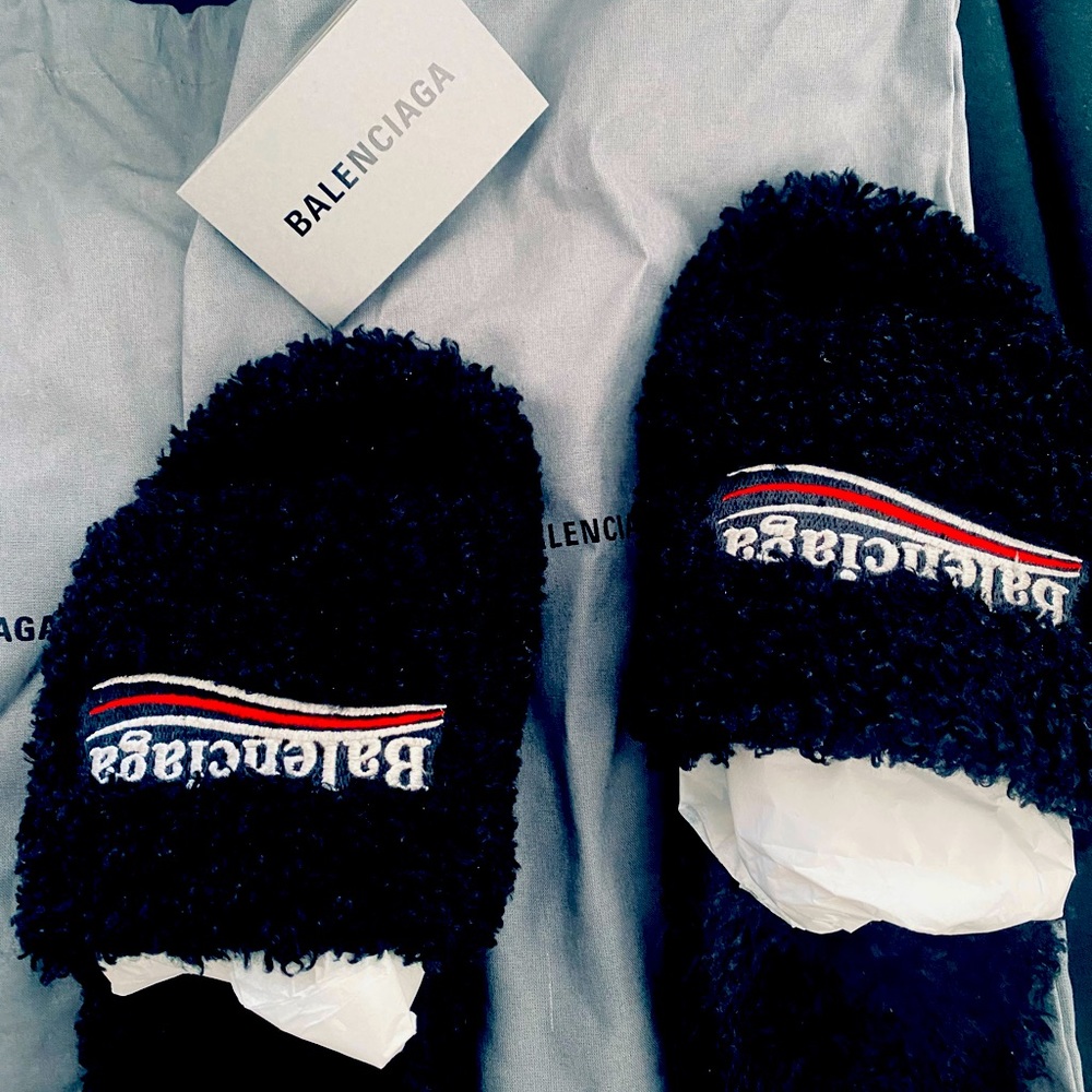 Balenciaga furry slides. Comes with all original packaging. Size 40